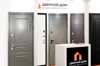 Фото двери с широкой внутренней панелью.